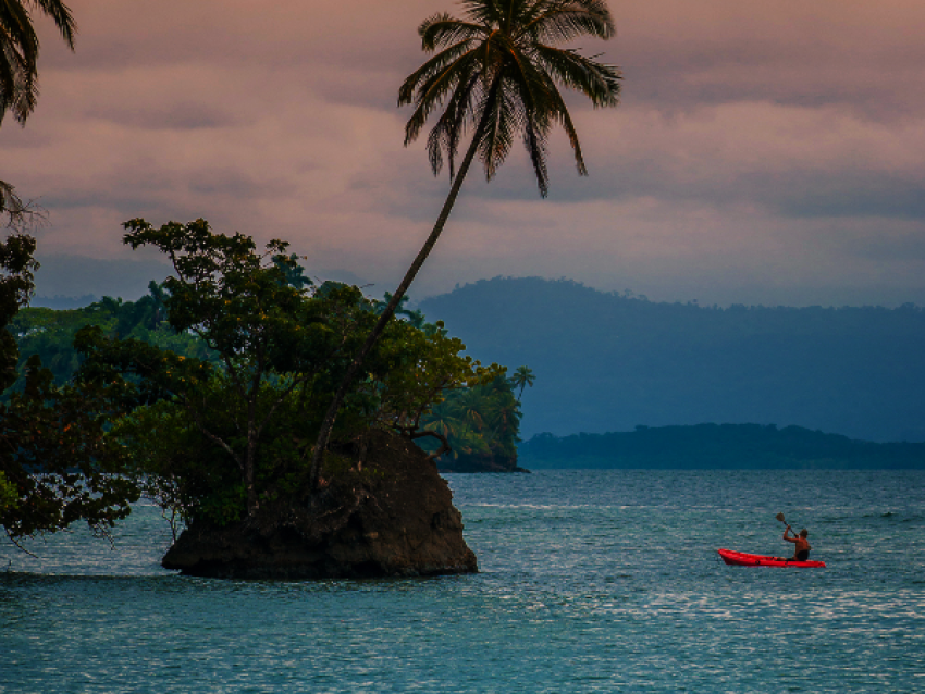 kayak au coucher du soleil