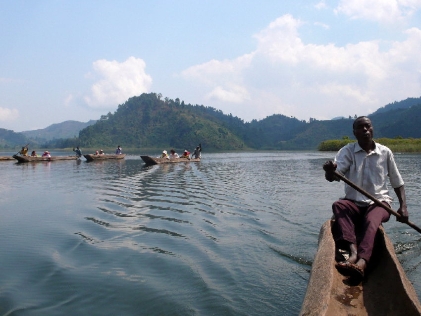 Canoë sur le lac Bunyonyi