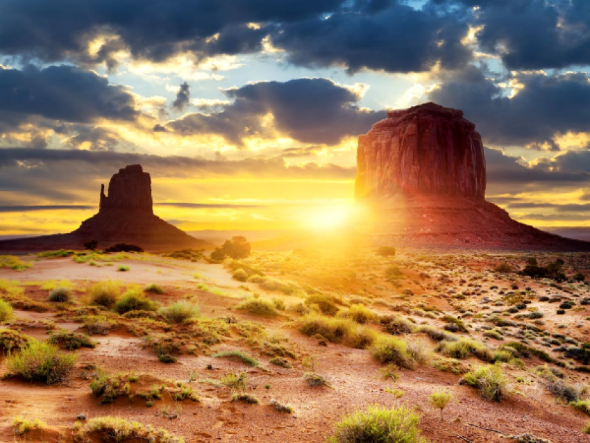 La nuit tombe sur Monument Valley