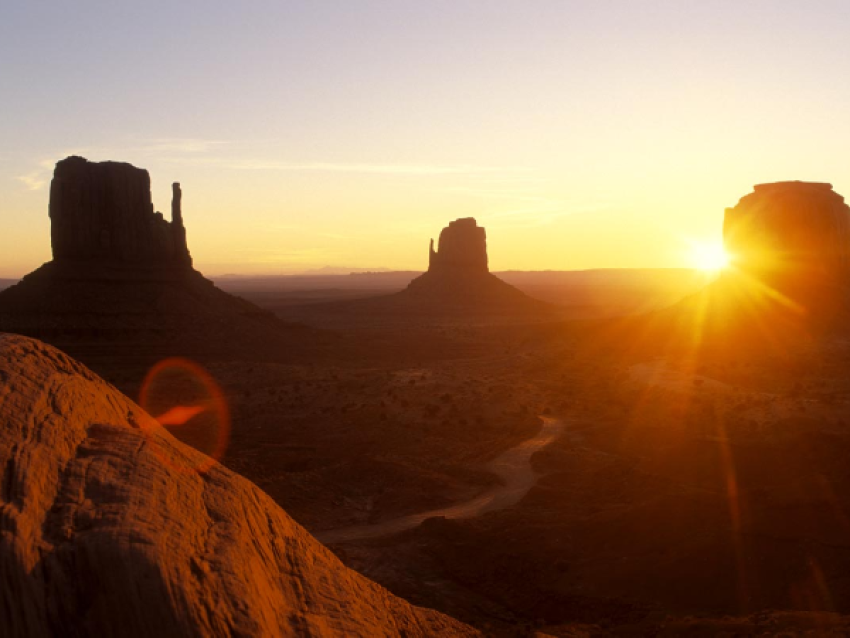 Le soleil se couche toujours à l'ouest
