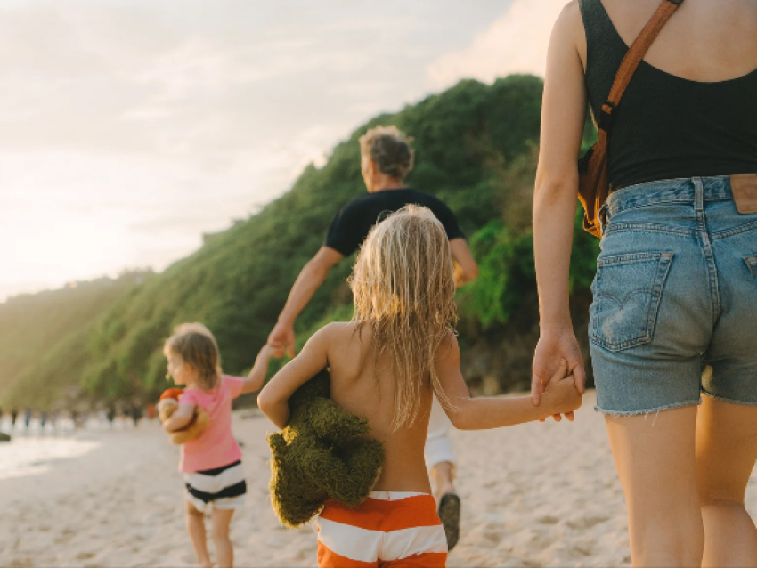 Famille en balade sur la plage
