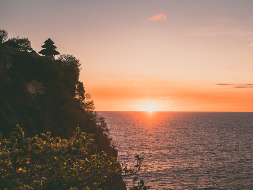 Coucher de soleil sur le temple d'Uluwatu