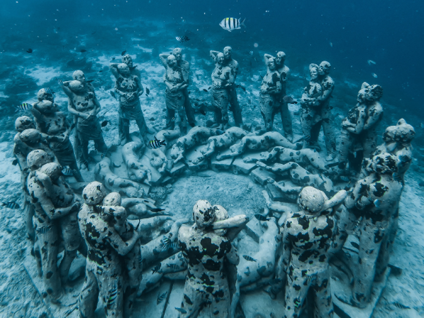 Statues Gili Meno
